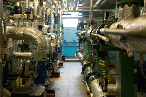Energy Efficiency in Large Commercial Facilities: What Matters Most
